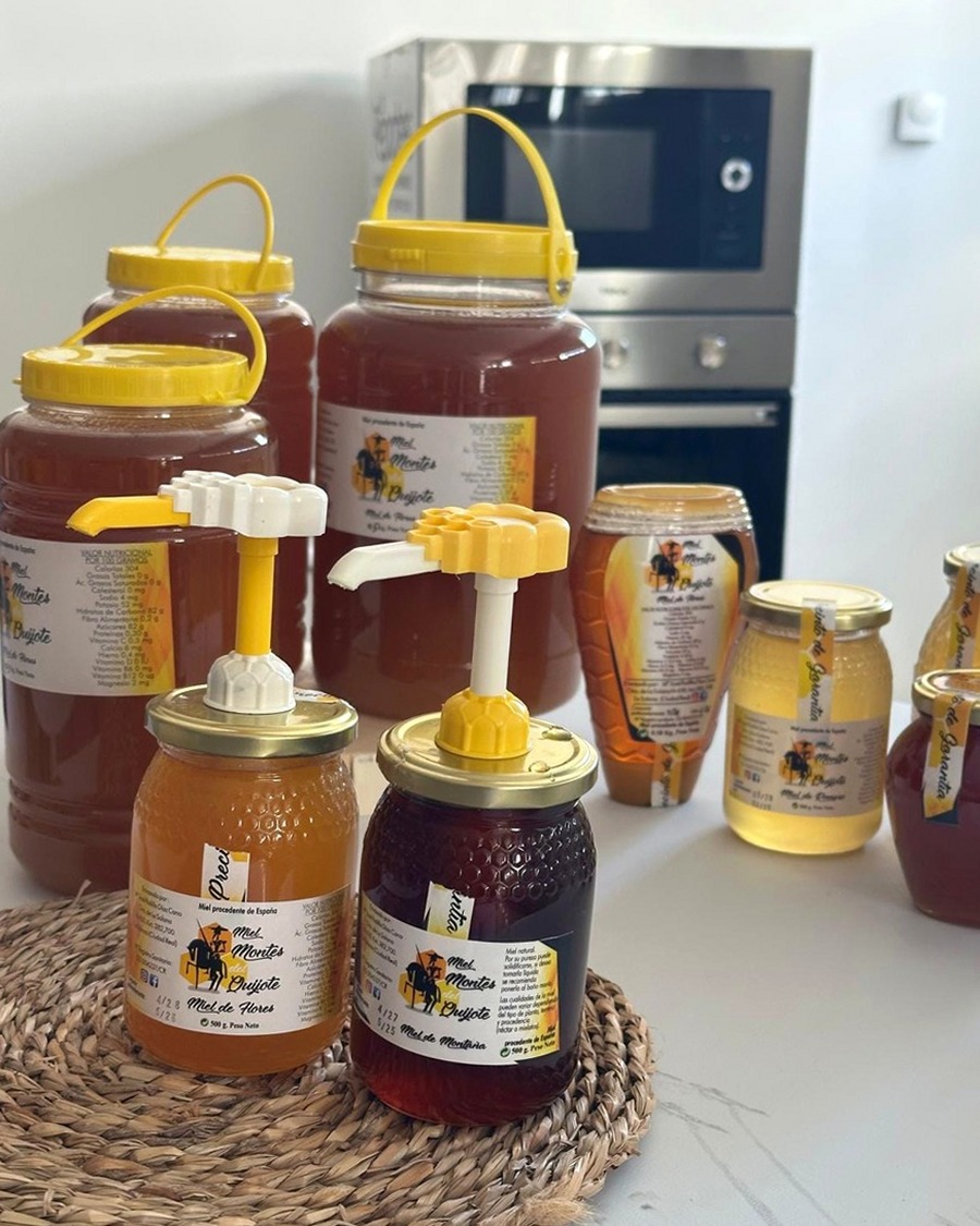 Gama de productos de Miel Montes del Quijote: mieles, garrafas y dosificadores